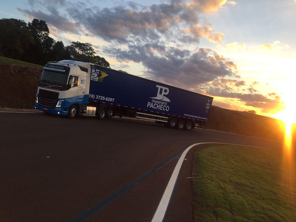 Caminhão Transporte Pacheco lateral com logo